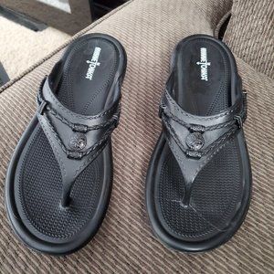 Size 11 Minnetonka black women's sandals 15$